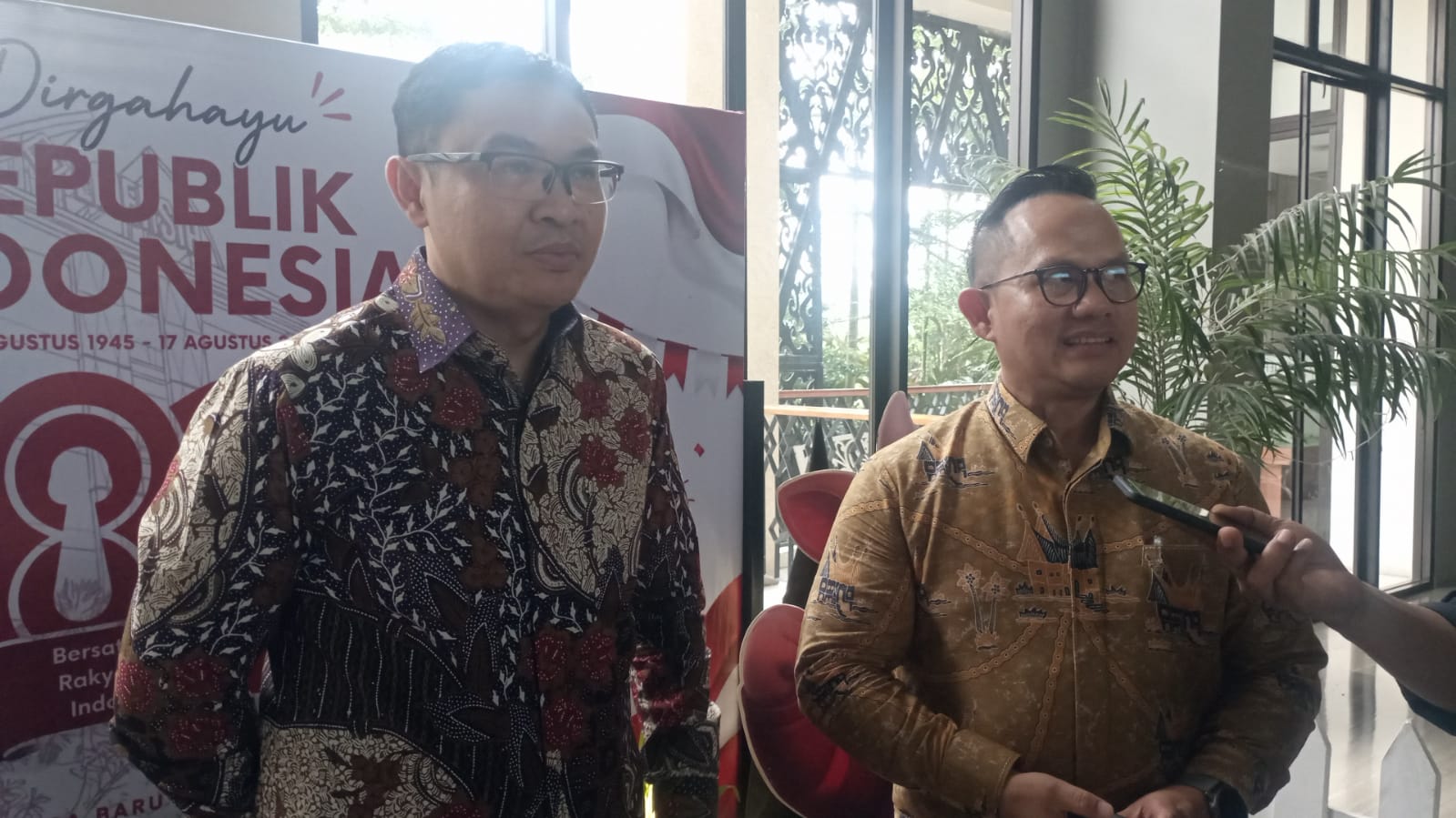 Managing Direktor Emersia Budi Rahman didampingi GM Joe Lubis saat wawancara dengan awak media. (chandra antoni)